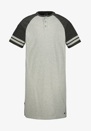 Chemise grise à manches courtes avec des manches raglan gris foncé, patte de boutonnage à trois boutons et accents rayés sur les manches. Présente des fentes latérales pour plus de confort.
