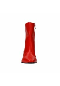 Rote Lederstiefel in Knöchelhöhe mit spitzer Zehe, Reißverschluss auf der Rückseite und glatter, glänzender Oberfläche.