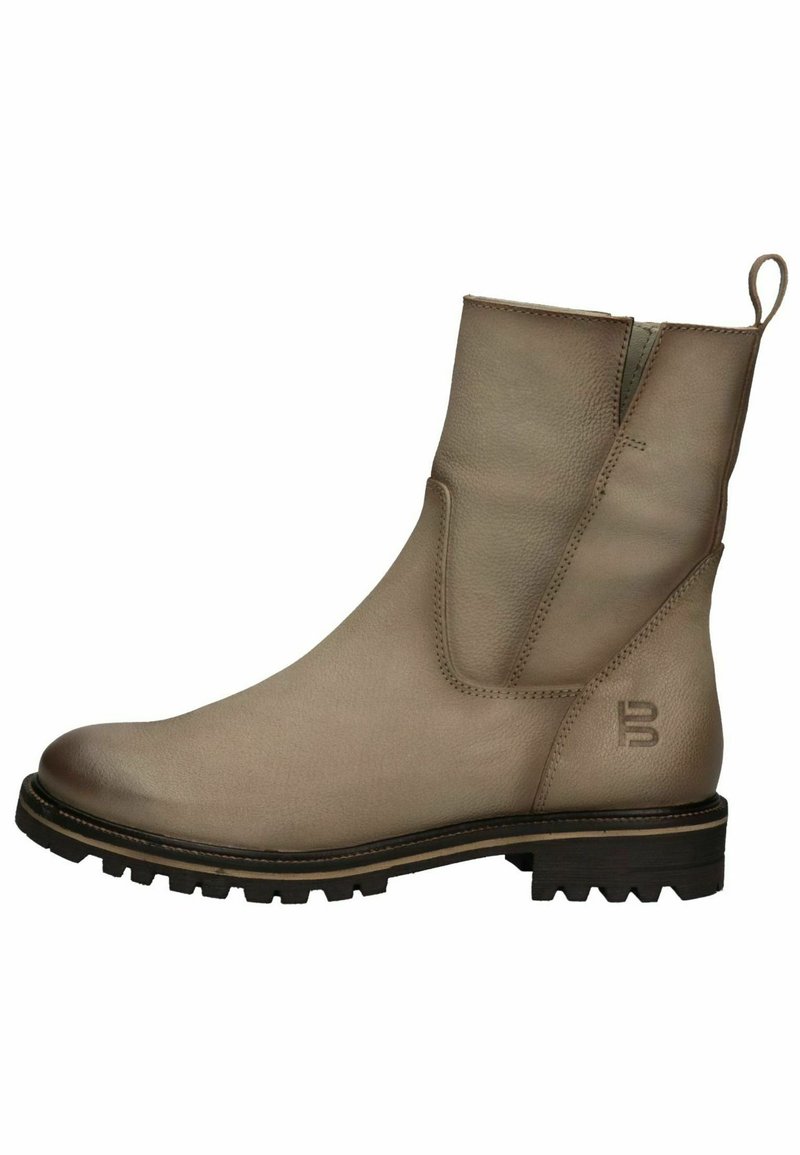 Botte cheville en cuir beige avec des panneaux latéraux élastiques, une languette et une semelle en caoutchouc noir robuste avec des motifs de traction.