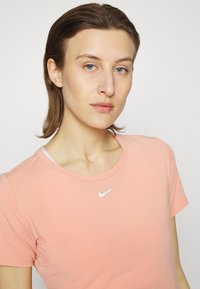 Nike Performance ONE LUXE - T-shirt desportiva - light madder root/silver