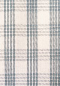 Gestrikt stof met een lichte roomkleurige achtergrond en blauw-grijze lijnen, met een ruitpatroon en een gestructureerde weving. Geschikt voor stoffering of kleding.