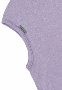 Lillā vestes bez piedurknēm, kas izgatavota no struktūrētas auduma ar smalku spīdumu. Izceļas ar izšūtu dekoltē un zīmola etiķeti sānos.