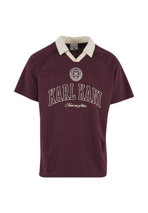 Polo de manga corta color burdeos con cuello crema, rayas verticales y el logo "KARL KANI" impreso en blanco en el pecho.