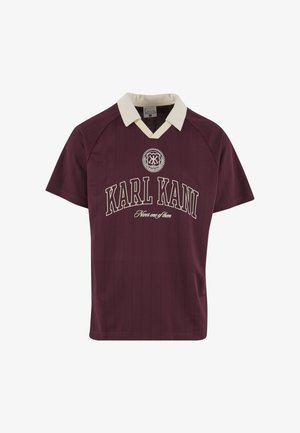 Bordó rövid ujjú galléros póló krémszínű gallérral, vékony függőleges csíkokkal és fehér "KARL KANI" logóval a mellkason.