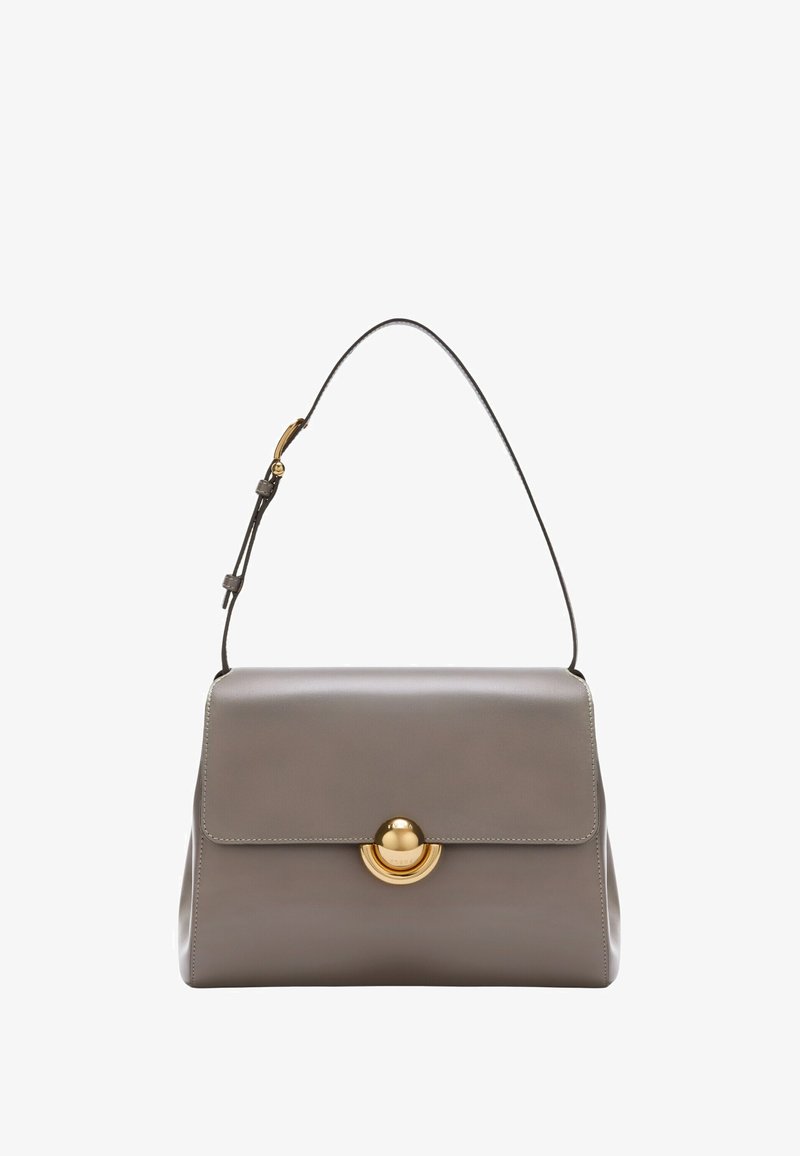 Sac à main en cuir gris avec bandoulière réglable et fermoir circulaire doré sur le rabat avant.