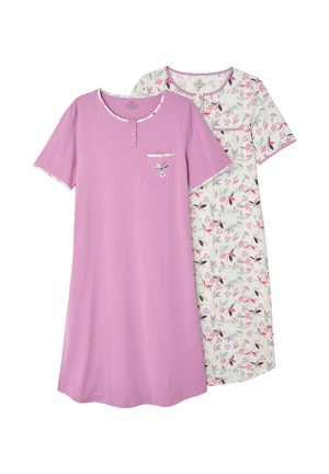 Deux chemises de nuit à manches courtes, l'une unie violet clair avec boutons et poche, l'autre blanche avec un motif floral rose et vert.
