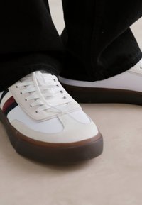 Tommy Hilfiger CUPSET TERRACE - Zapatillas - white