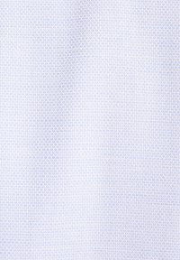 Tessuto azzurro chiaro testurizzato con un motivo intrecciato, caratterizzato da un design a griglia fine che aggiunge profondità e interesse visivo.