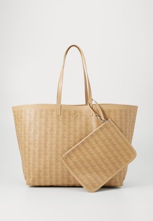 Bolso tote marrón con patrón de diamantes texturizado, doble asa para hombros y un bolso pequeño a juego adjunto con cremallera. Material sintético suave.