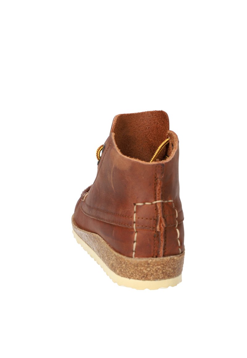 Stivale in pelle marrone con una finitura morbida e testurizzata, dotato di una suola in sughero e cuciture a contrasto lungo il tallone, progettato per un uso casual.