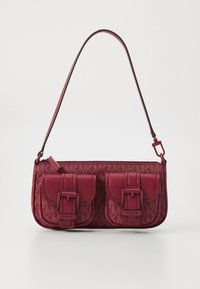 Sac bandoulière bordeaux avec deux poches avant ornées de boucles, tissu texturé, sangle réglable et fermeture éclair.