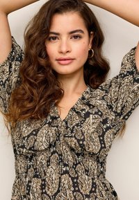 Next SHIRRED  REGULAR FIT - Freizeitkleid - black brown paisley print