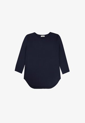 Granatowa bluzka z długim rękawem wykonana z miękkiej tkaniny, z okrągłym dekoltem, zaokrąglonym obszyciem i luźnym fasonem. Bez widocznych wzorów ani metalowych elementów.