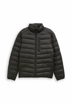 Veste matelassée noire avec col montant, fermeture éclair frontale et poche poitrine zippée, posée à plat sur un fond blanc.