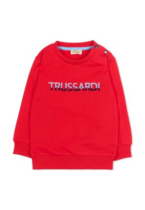 Czerwony sweterek niemowlęcy z długim rękawem, z prążkowanymi mankietami i dołem, zatrzaskami na ramionach oraz wyszywanym na przodzie logo "TRUSSARDI" w kolorze niebieskim i czarnym.