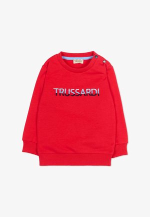 Czerwony sweterek niemowlęcy z długim rękawem, z prążkowanymi mankietami i dołem, zatrzaskami na ramionach oraz wyszywanym na przodzie logo "TRUSSARDI" w kolorze niebieskim i czarnym.