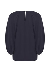 Blusa blu navy con maniche lunghe a palloncino, chiusura a fessura sul retro e un tessuto liscio e strutturato dal taglio morbido.