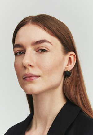 TATUUM, ARTICLE TAG: - ARTICLE NAME: OSAKIRO - Pendientes - black
