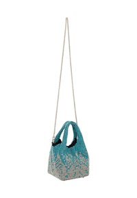 Lille håndtaske lavet af rhinsten i gradient blå og beige. Har dobbelte top-håndtag og en sølvfarvet kædestrop til crossbody bæring.