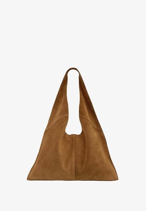 Sac cabas en daim marron avec de larges poignées et un corps triangulaire spacieux, conçu pour un usage quotidien décontracté.
