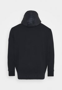 Czarna, długirosa bluza z podszewką w kapturze, ściągaczami przy rękawach oraz subtelnym logo na dolnym końcu, pokazana z tyłu.