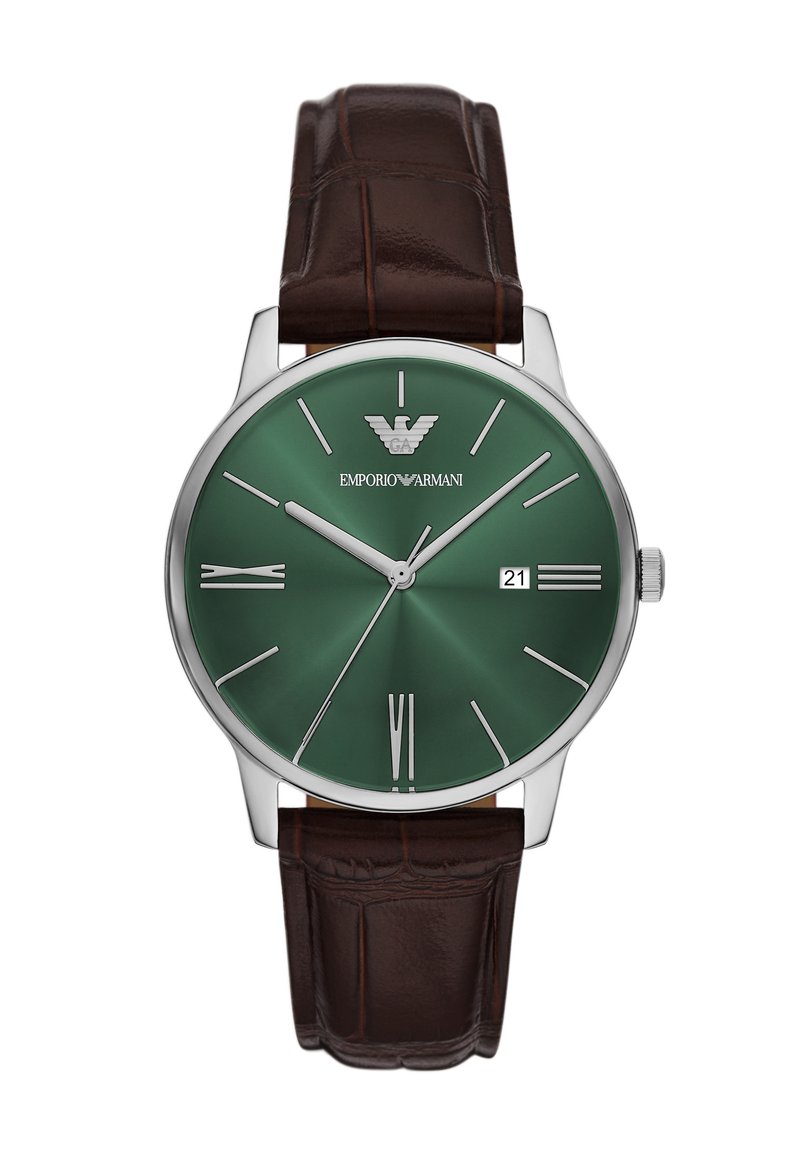 Uhr mit grünem Zifferblatt, silbernen Zeigern und Stundenmarkierungen, Datumsanzeige, Gehäuse aus rostfreiem Stahl und braunem, krokodilprägtem Lederarmband.