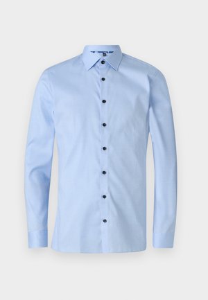 Cămașă albastru deschis cu mânecă lungă, având un model texturat, cu guler ascuțit și șase nasturi negri pe față.