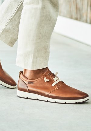 Pikolinos FUENCARRAL - Tenisky - light brown