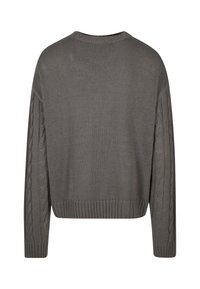 Sötét szürke kötött pulóver, amelyen kábelminták találhatók az ujjain, bordázott mandzsetták, alsó szegély és kerek nyakkivágás jellemzi, hátulról látható.