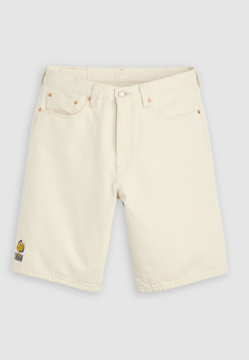 Pantaloncini in denim color bianco sporco con bottone frontale, passanti per cintura, cinque tasche e piccolo logo ricamato multicolore sulla gamba sinistra.