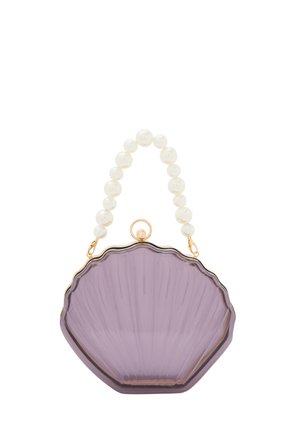 Translucente paarse schelpvormige clutch met een goudkleurig frame en een handvat van parelbeads. Heeft een ribbeltextuur en een sluiting met een haakje.