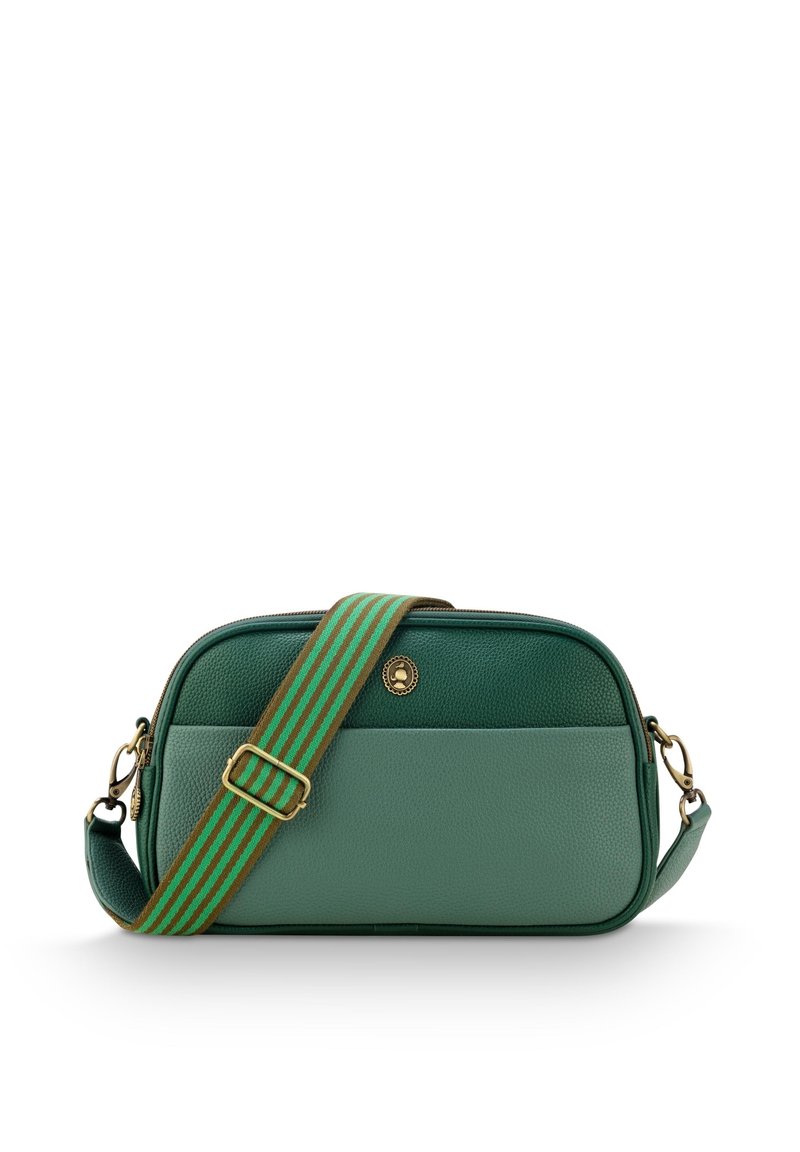 Grüne Leder-Crossbody-Tasche mit texturiertem Finish, horizontalem Design, goldener Hardware und einem gestreiften, verstellbaren Tragegurt in Grün und Braun.