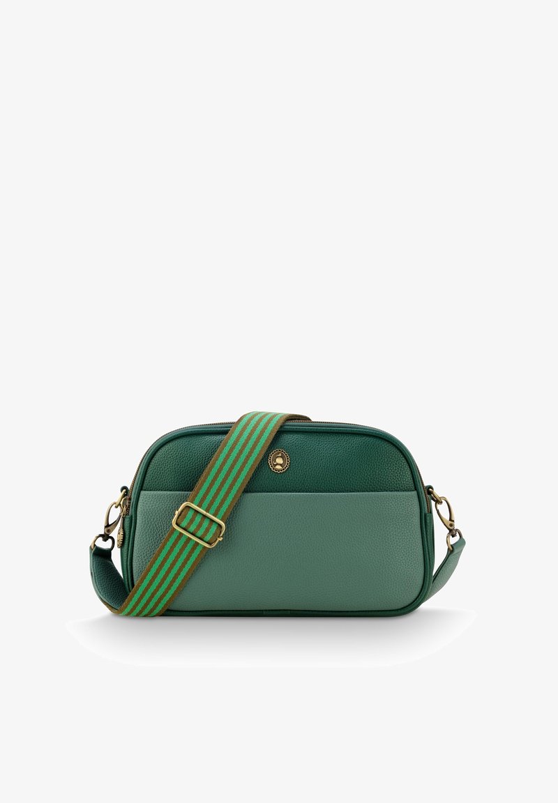 Grüne Leder-Crossbody-Tasche mit texturiertem Finish, horizontalem Design, goldener Hardware und einem gestreiften, verstellbaren Tragegurt in Grün und Braun.