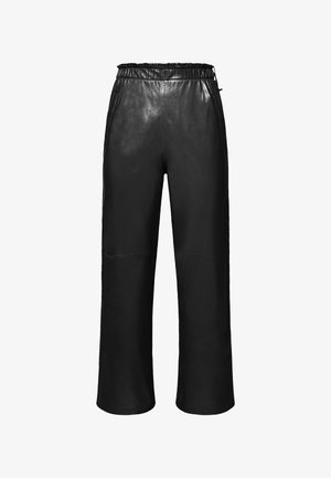 Pantalons en cuir noir avec une coupe large, taille élastique et texture lisse. Comprend des poches latérales et des détails de couture minimaux.