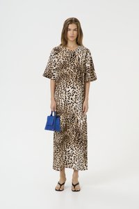 Maxi haljina s leopard uzorkom, kratkim rukavima i opuštenim krojem. Uparena sa strukturiranom plavom torbom i crnim japankama. Glatka tekstura tkanine.