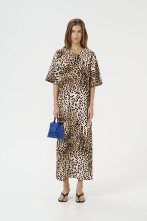 Leopard print maxi dress with short sleeves and a relaxed fit. Paired with a structured blue handbag and black flip-flops. Smooth fabric texture.