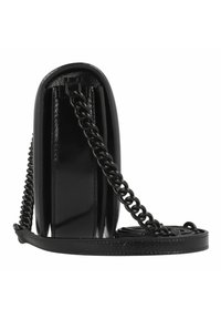 Borsa in pelle verniciata nera con una finitura lucida, caratterizzata da una tracolla con catena grande e una forma rettangolare slanciata e strutturata.