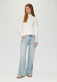 s.Oliver MID RISE - Flared Jeans - blau