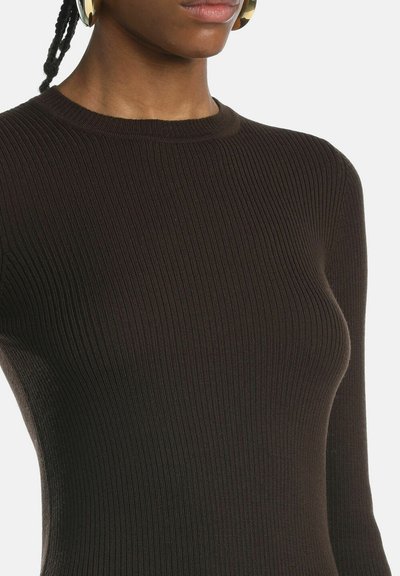 Maglietta a maniche lunghe marrone a costine con un design aderente e un collo rotondo. La trama del tessuto è morbida ed elasticizzata.