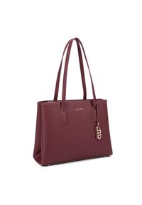 Maroon nepleer tote tas met twee bovenhandvaten, rechthoekige vorm, ritssluiting en accenten van goudkleurig hardware. Inclusief opvallende merketiket.