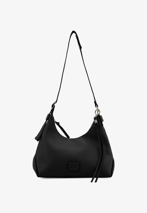 Sac à main en cuir noir à design courbé, fermeture éclair, bandoulière réglable et franges décoratives. Présente un logo de marque bien en vue.