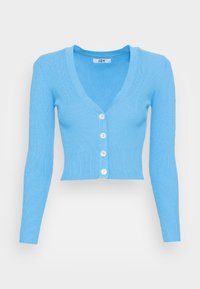 Lyseblå croppede cardigan med ribbestruktur, lange ærmer og fem hvide knapper foran. V-hals-design.