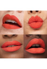 Vier close-ups van diverse lippen met matte feloranje lipstick in verschillende poses, waaronder licht geopende en getuite lippen.