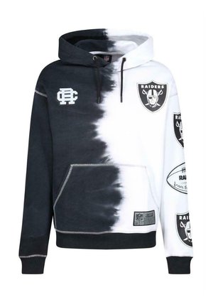 Hættebluse med en sort og hvid gradient. Viser "Raiders" logoer, en kængurulomme og kontrasterende søm. 