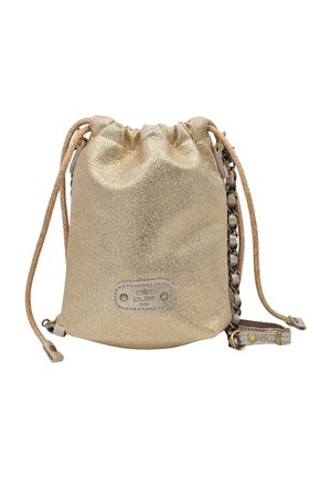 Petit sac seau doré métallisé avec cordon, bandoulière en cuir et détail chaîne, avec une étiquette de marque rectangulaire sur le devant.