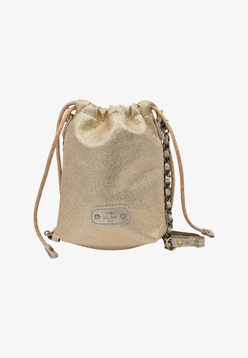 Petit sac seau doré métallisé avec cordon, bandoulière en cuir et détail chaîne, avec une étiquette de marque rectangulaire sur le devant.