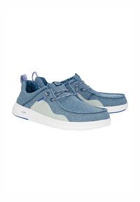 Zapatillas de denim azul con detalles en gris, tela texturizada, cierre de cordones y suelas blancas. Presentan un diseño perforado y costuras en contraste.
