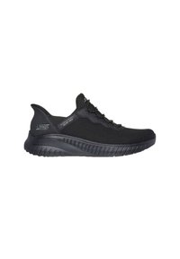 Zapatilla deportiva negra con parte superior de malla transpirable, diseño slip-on y suela texturizada para tracción. Incluye cordones elásticos y un cuello acolchado.