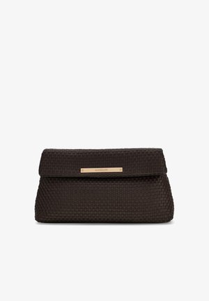 Pochette noire tissée avec rabat pliant et plaque de logo horizontale en métal doré portant l'inscription "Marciano" au centre avant.