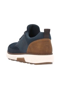 Mehrfarbiger Sneaker mit einem Obermaterial aus navy Leder, strukturiertem braunen Absatz und einer weißen Gummisohle mit Rillen. Stilvolles Schnürdesign.